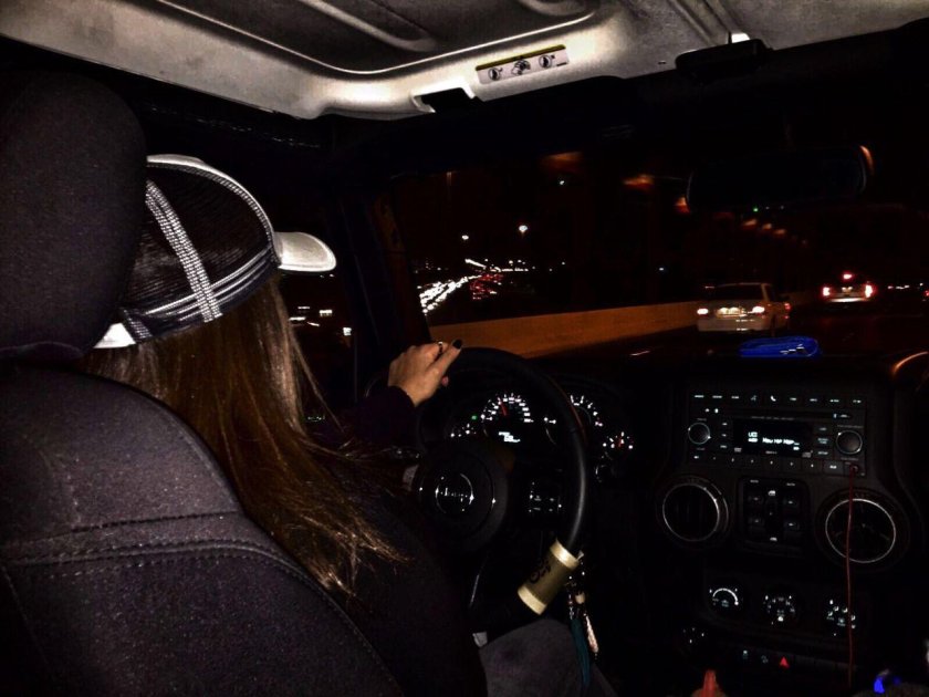 Девушка в машине ночью