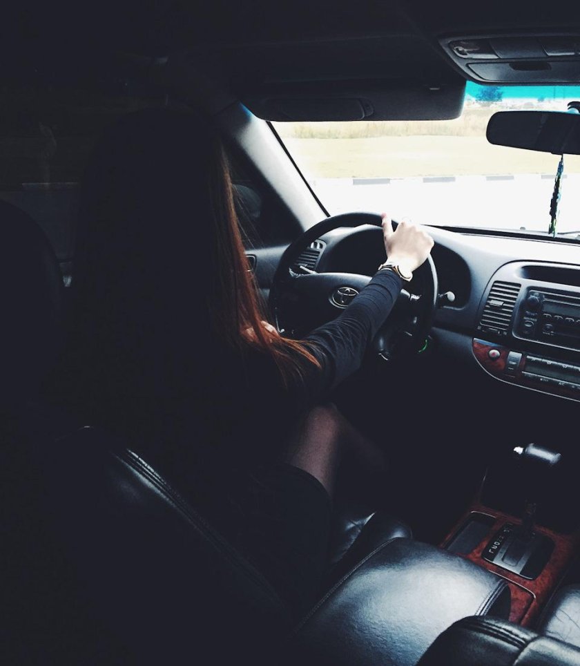 Тойота Камри 40 девушка за рулем