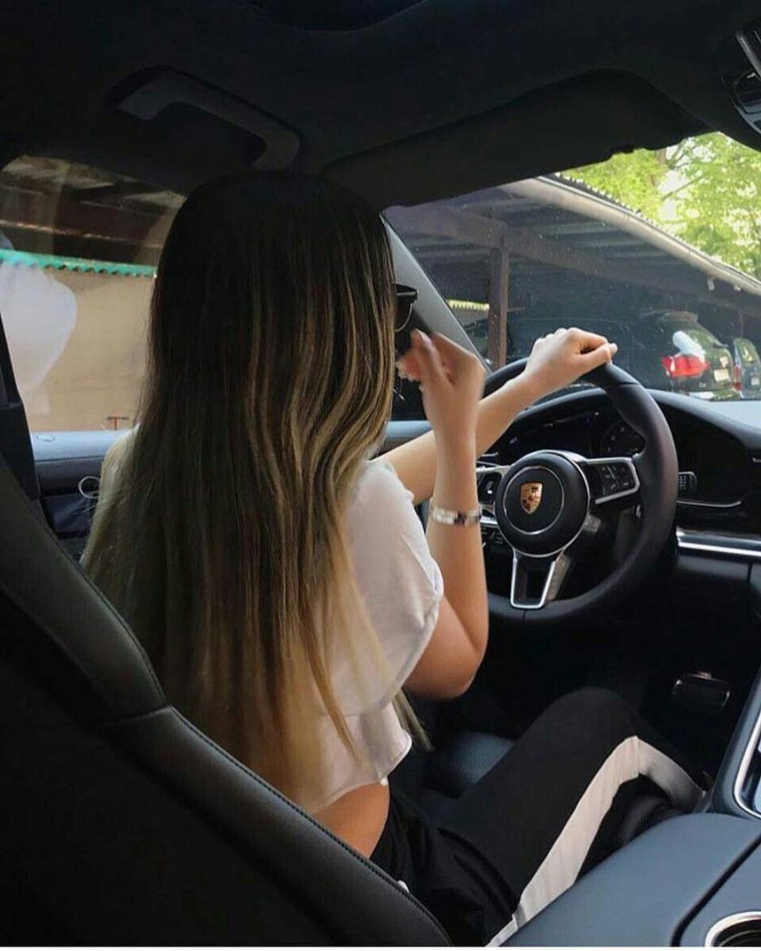 Девушка за рулем