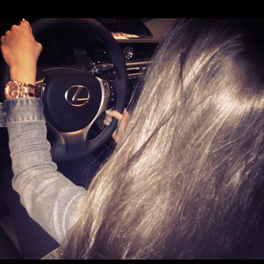 Девушка за рулем