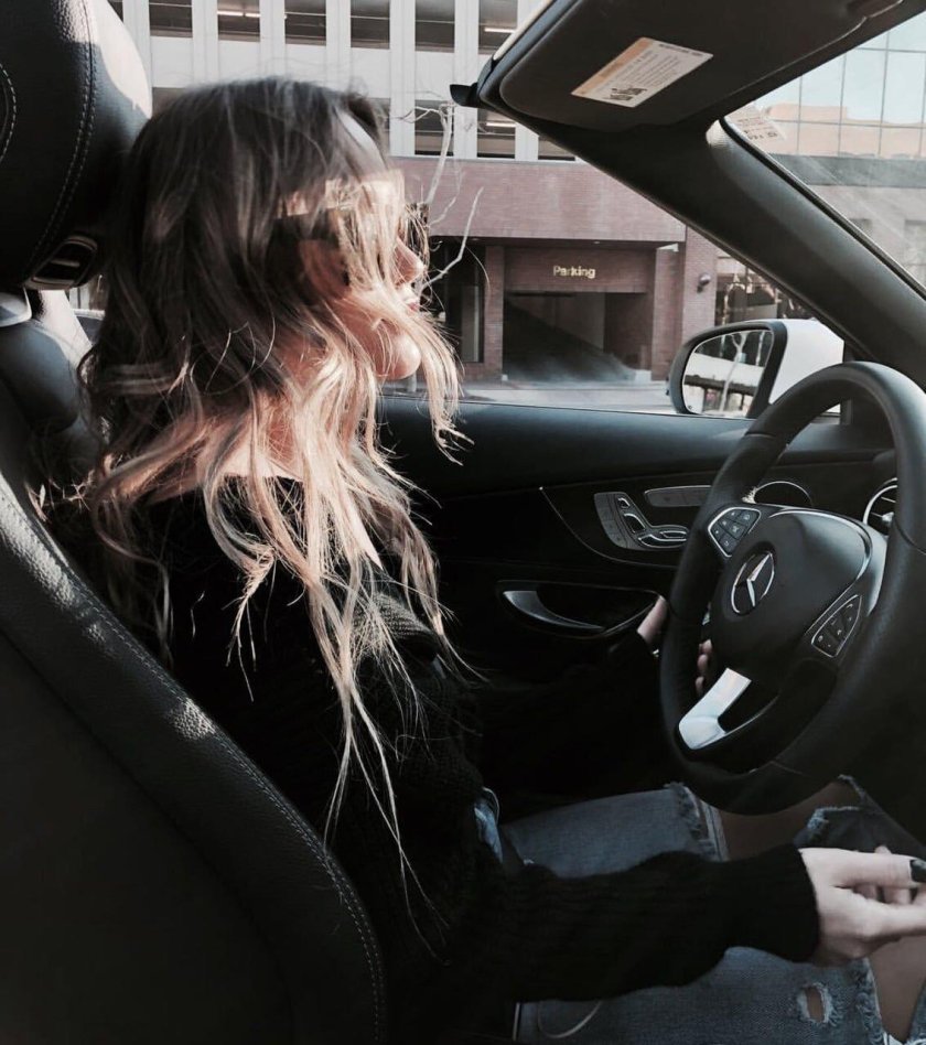 Девушка за рулем