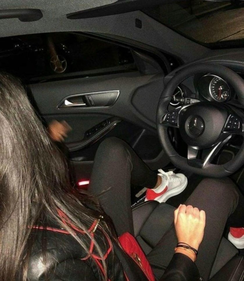 Девушка за рулем