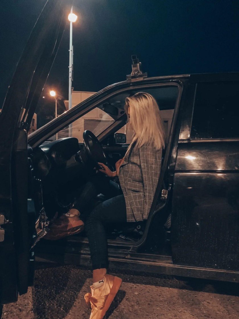 Девушка блондинка возле машины