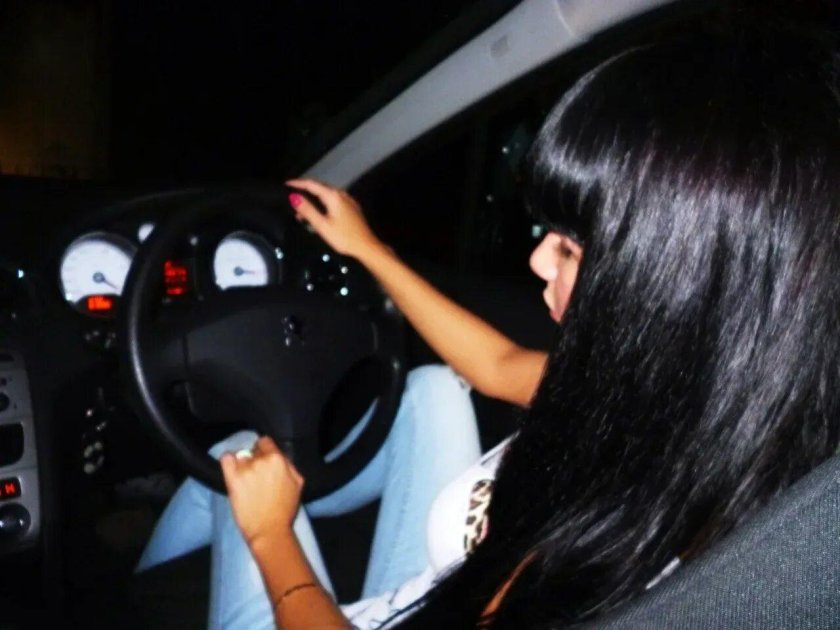 Брюнетка с длинными волосами в машине