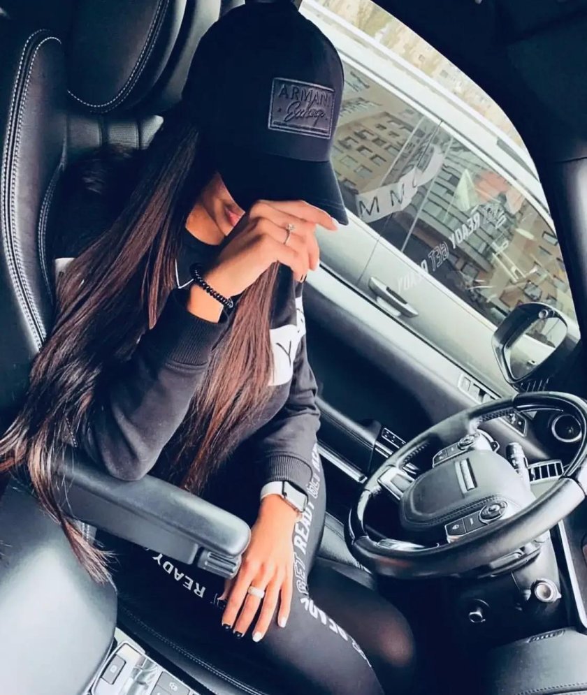 Брюнетка за рулем