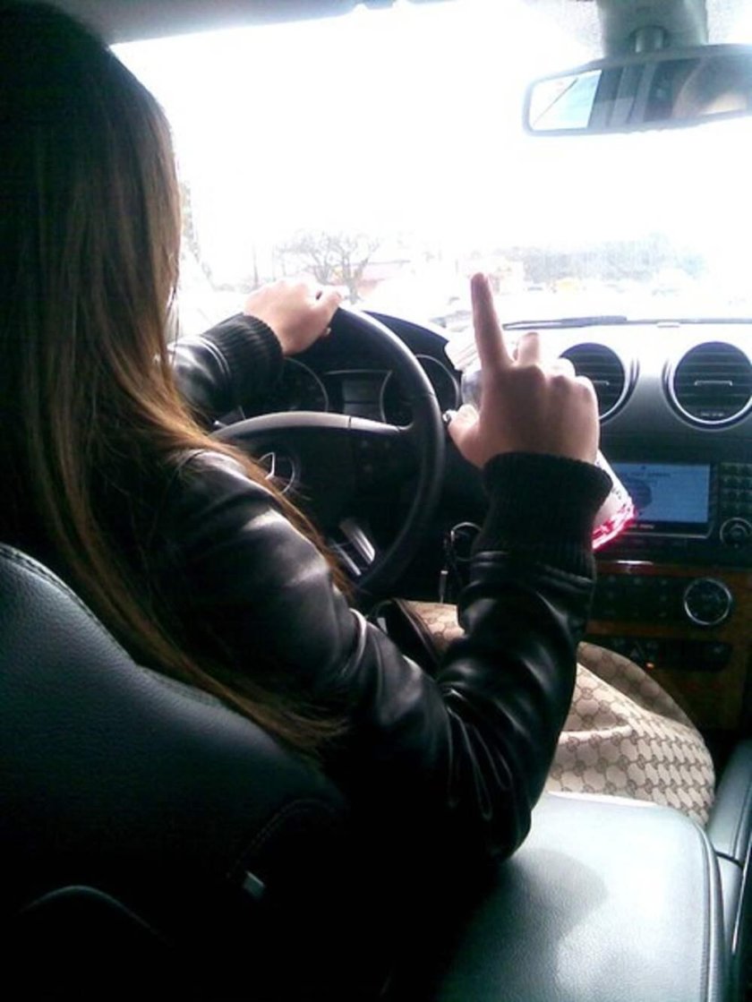 Девушка за рулем