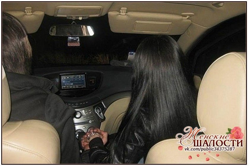 Брюнетка со спины в машине