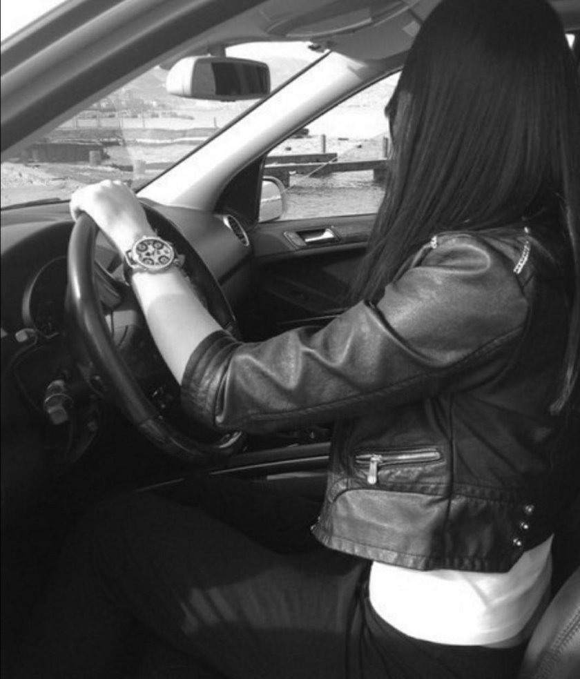 Брюнетка за рулем