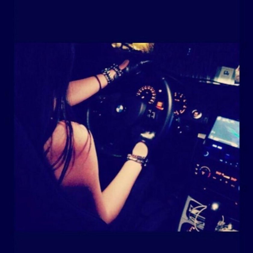 Брюнетка за рулем