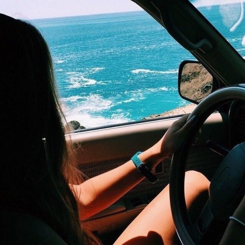 Девушка в машине со спины