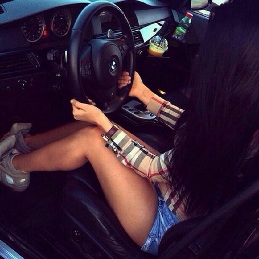 Брюнетка в БМВ