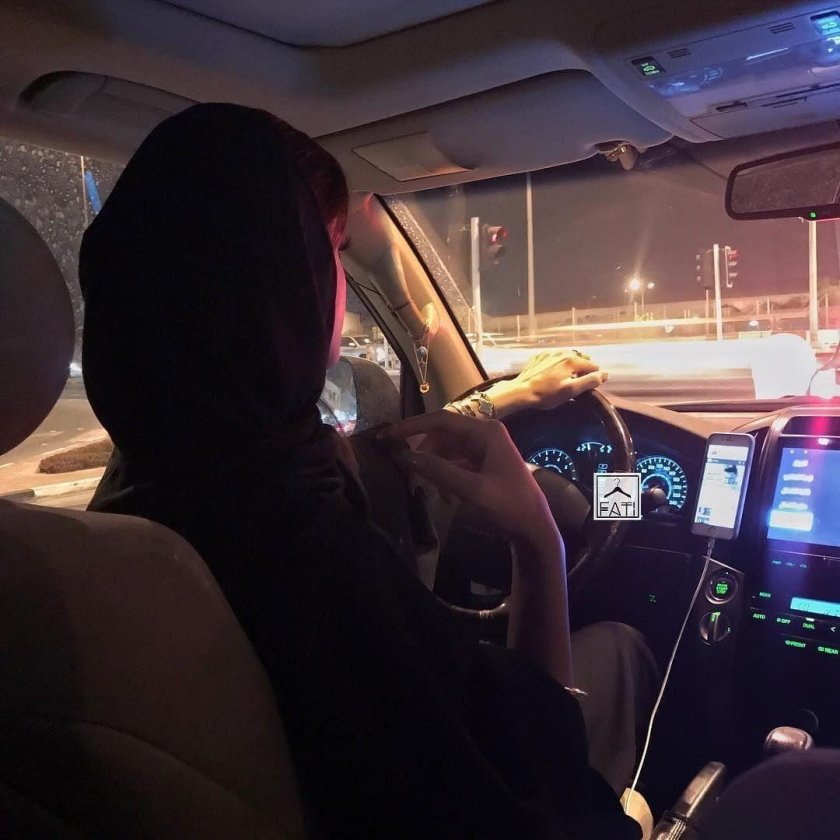 Девушка в хиджабе в машине