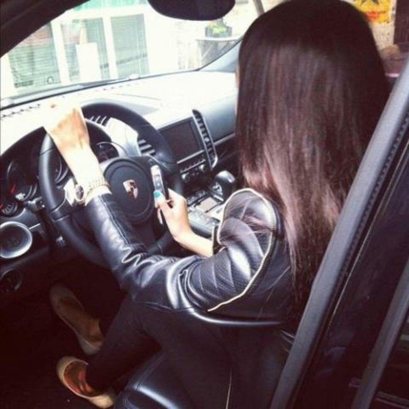 Девушка за рулём фото без лица на аву