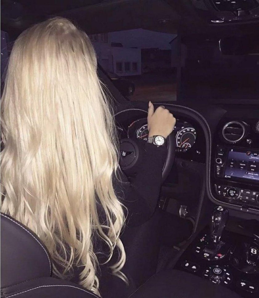 Блондинка за рулём со спины