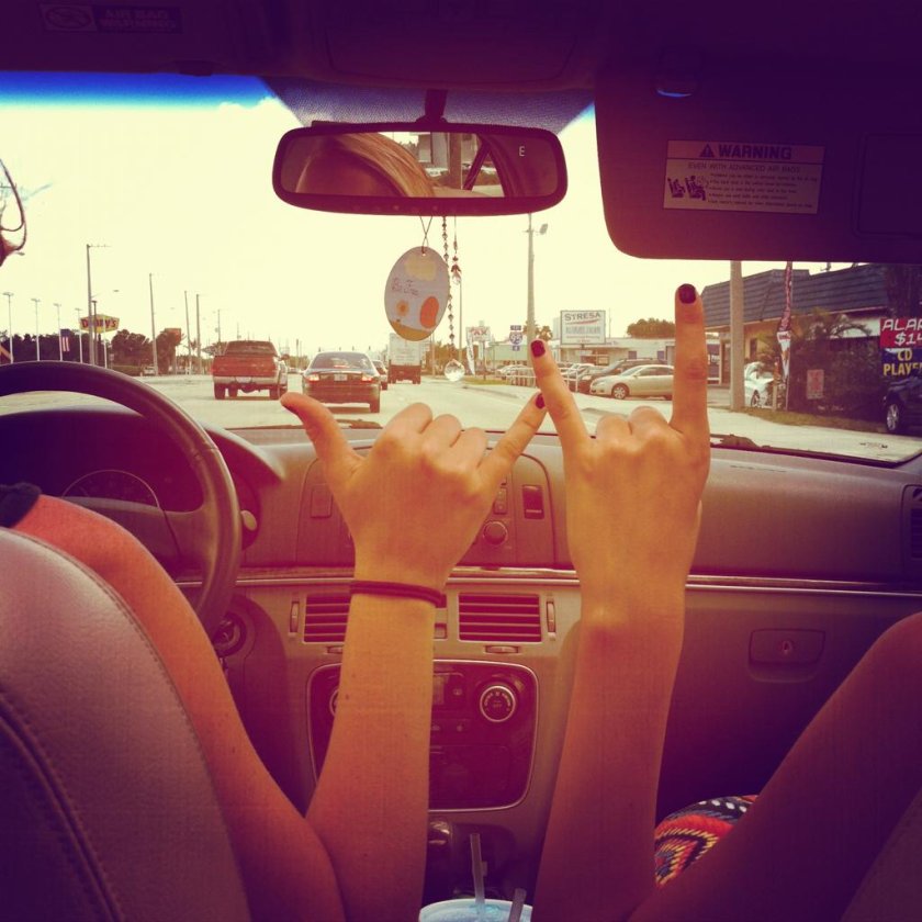 Девушка в машине со спины