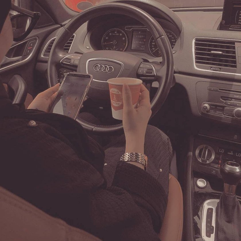 Девушка в машине мусульманка