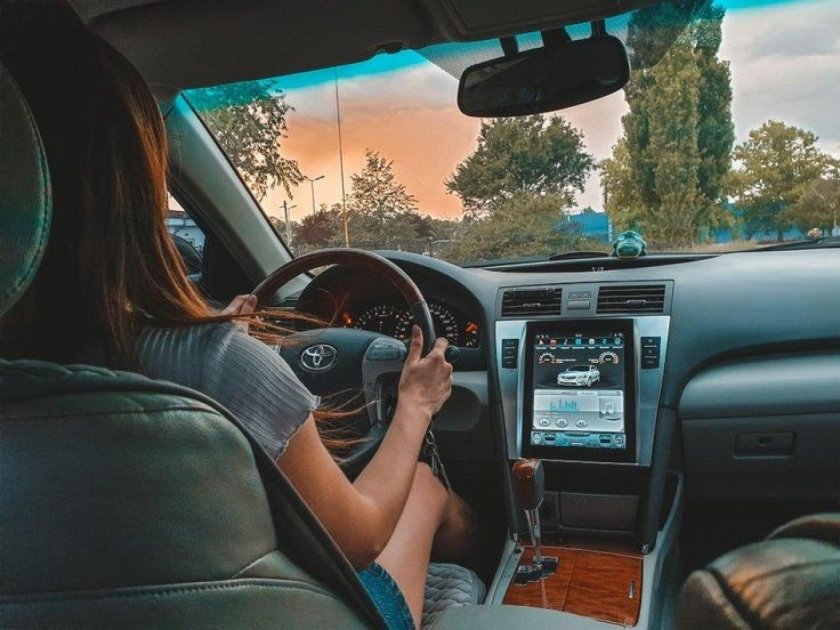 Девушка в машине