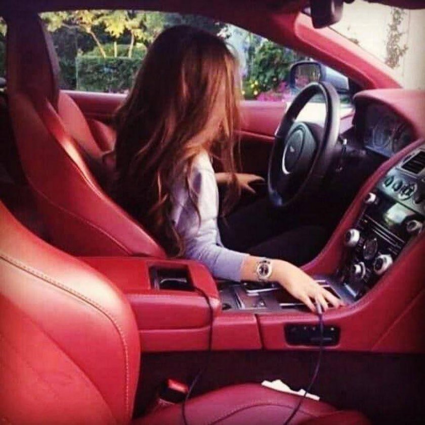 Девушка в машине