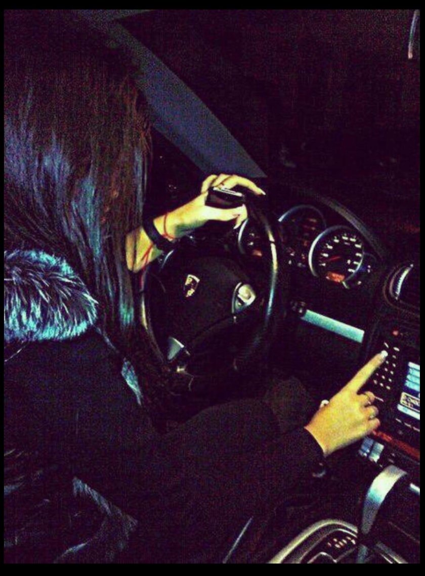 Брюнетка за рулём ночью