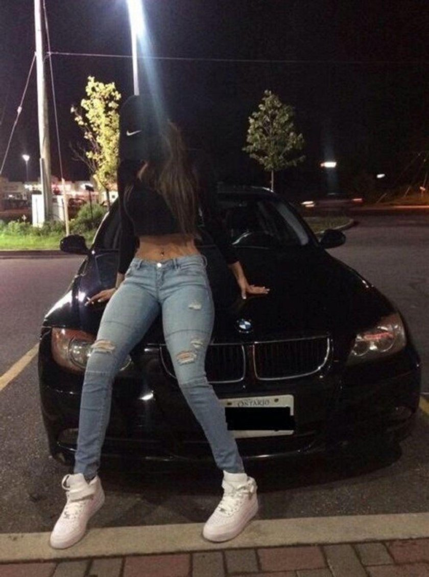 Девушка возле машины