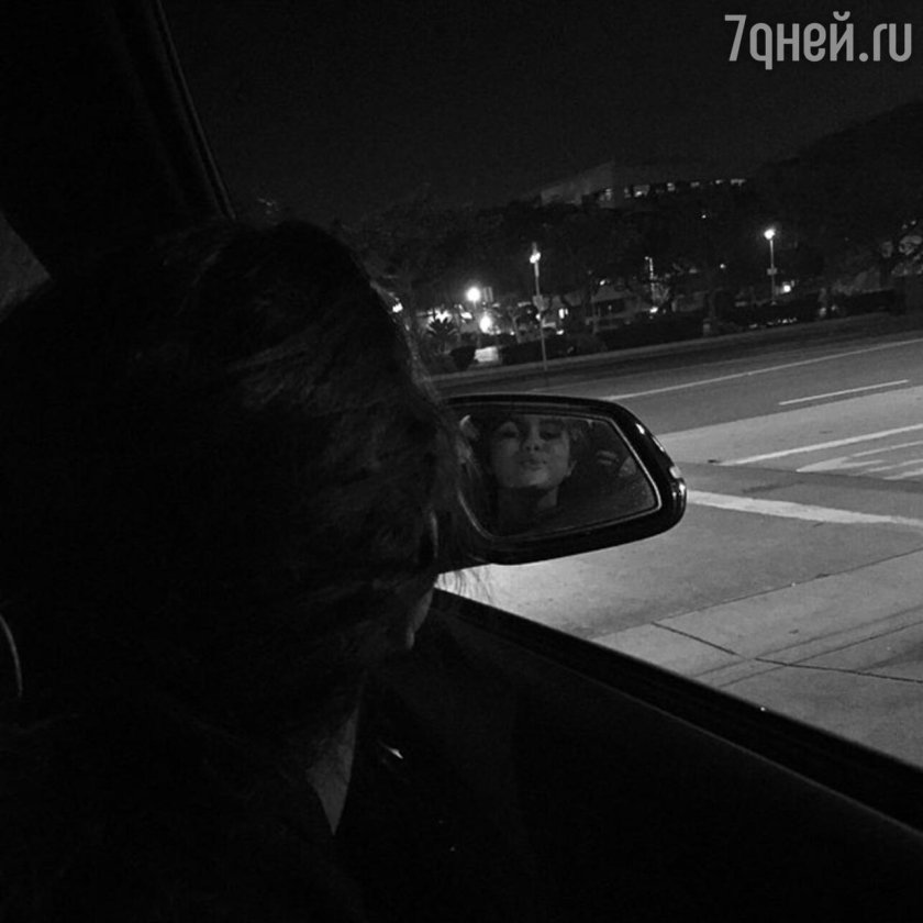 Девушка в машине ночью без лица