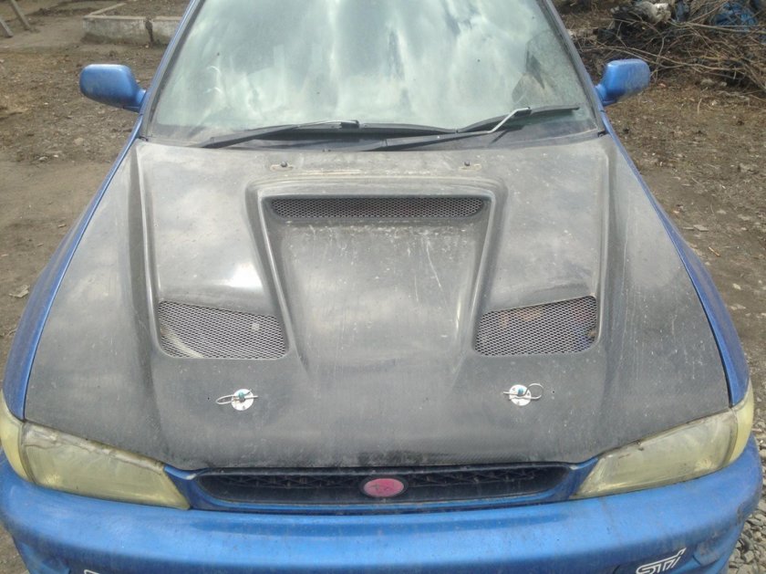 Карбоновый капот на Subaru