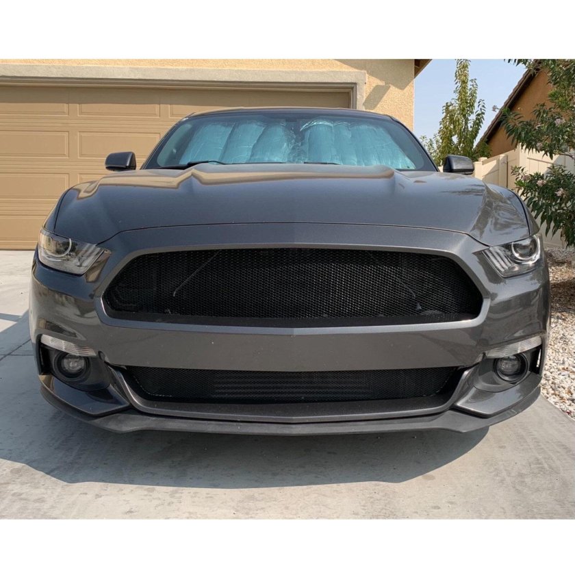 Решетка радиатора автомобиля