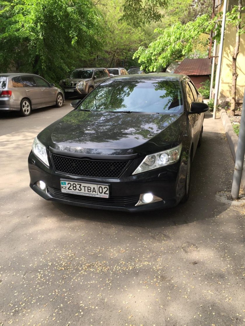 Тойота Камри 50 черная решетка