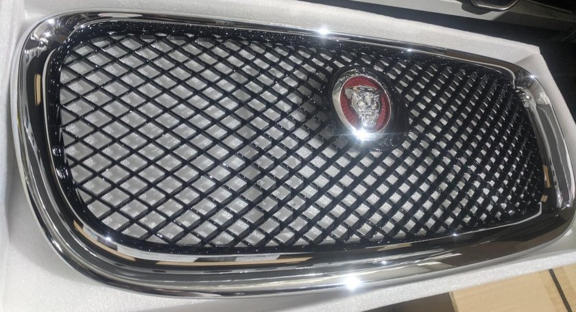 Jaguar XF решетка радиатора