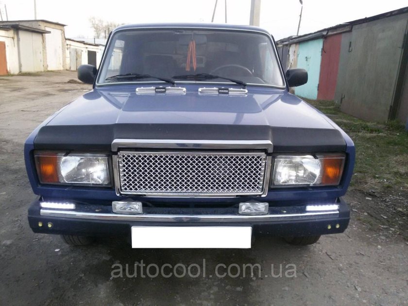 ВАЗ 2107 белая решетка радиатора