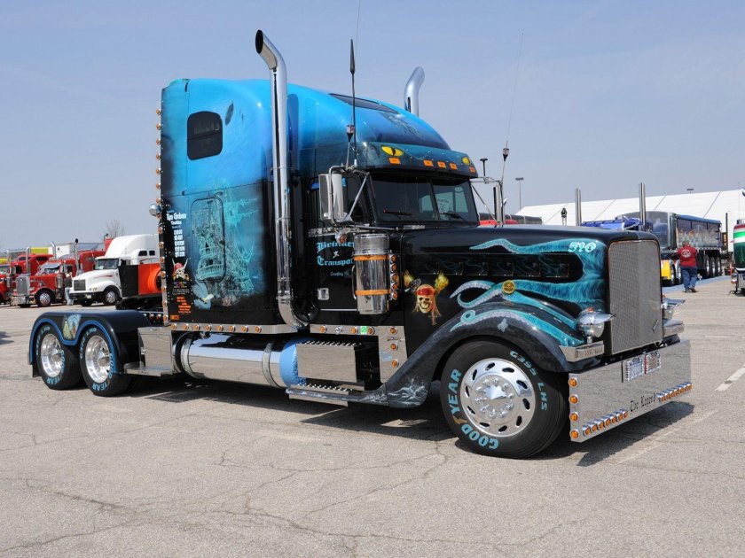 Грузовик трак Фредлайнер