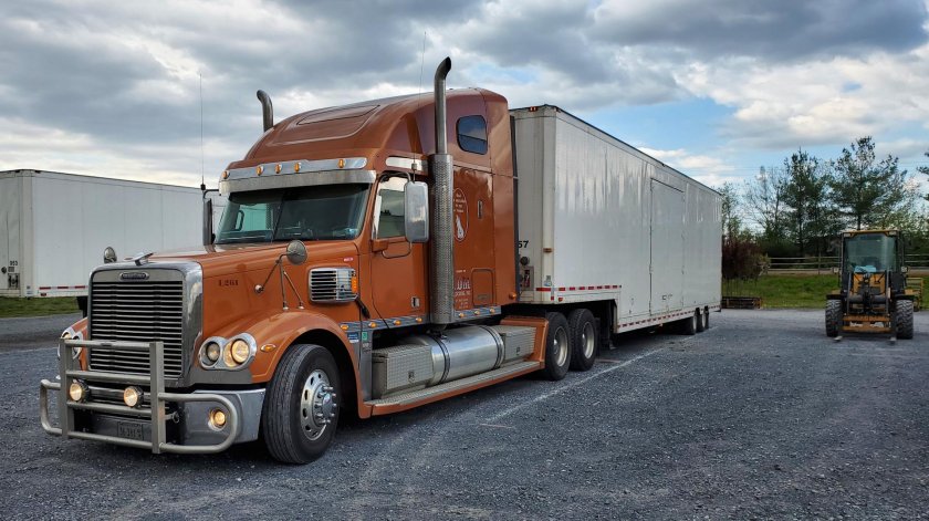 Тягачи Коронадо Фредлайнер