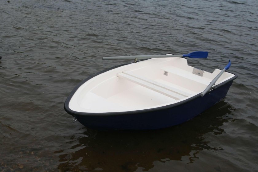 Стеклопластиковая лодка Navigator 390