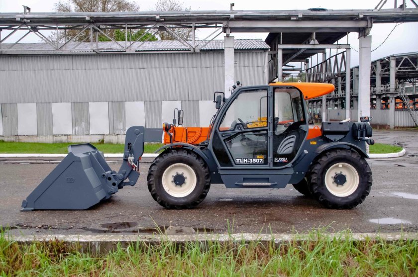 Телескопический погрузчик UMG 3507