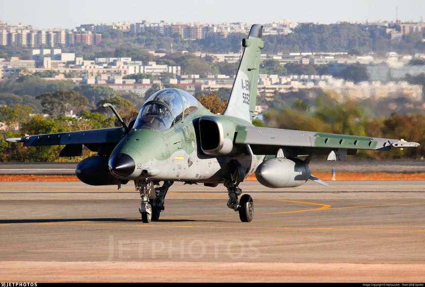 Аэрмакки Эмбраер АМХ