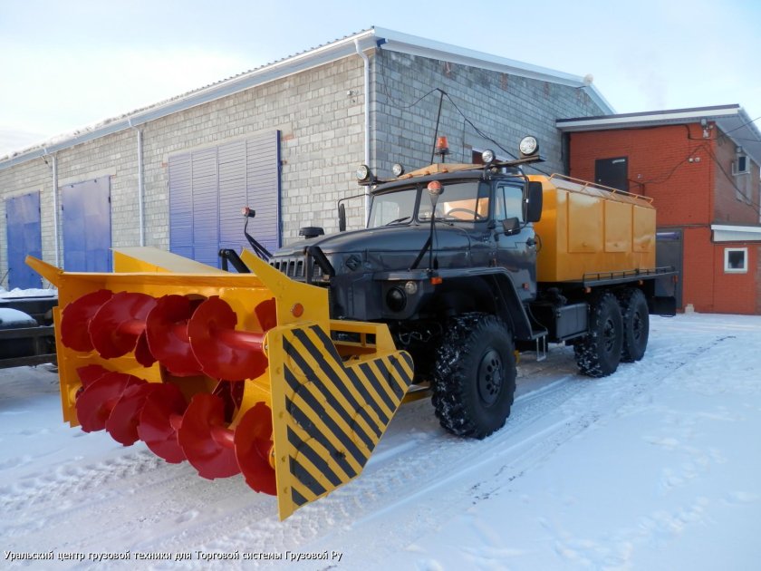 Шнекороторный снегоочиститель Урал