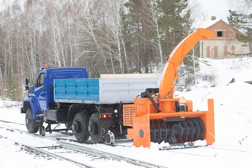 Снегоочиститель с автономным двигателем