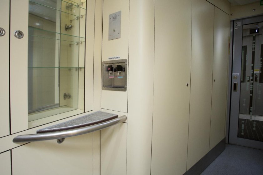 Пурифайер в вагоне поезда