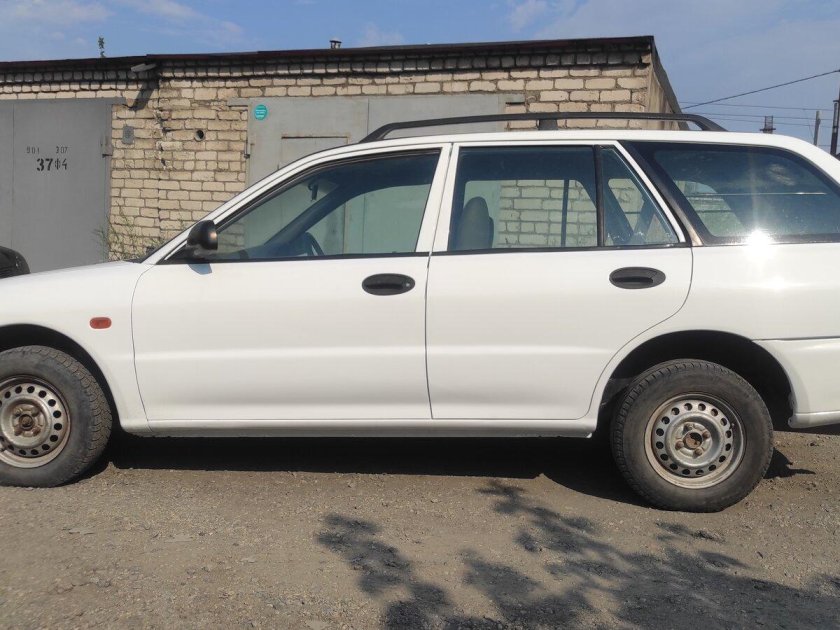 Митсубиси либеро