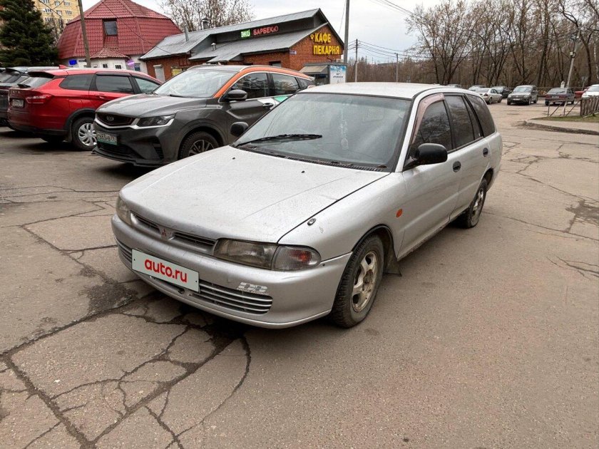 Митсубиси либеро