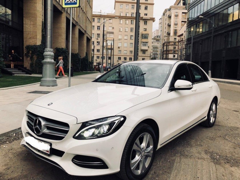 Мерседес Бенц белый седан