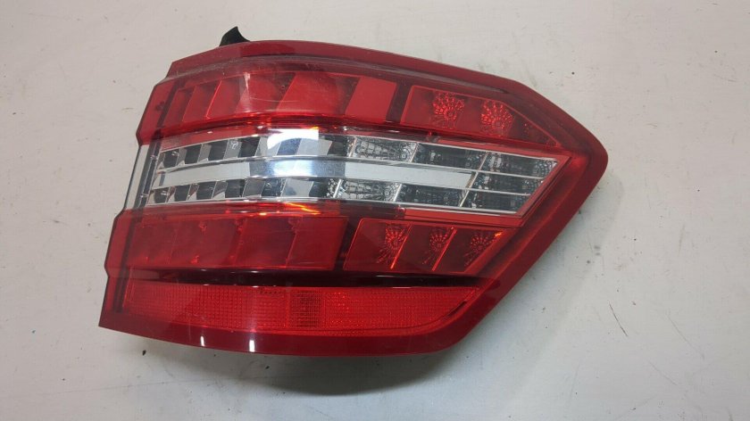 Фонарь задний правый mercedes