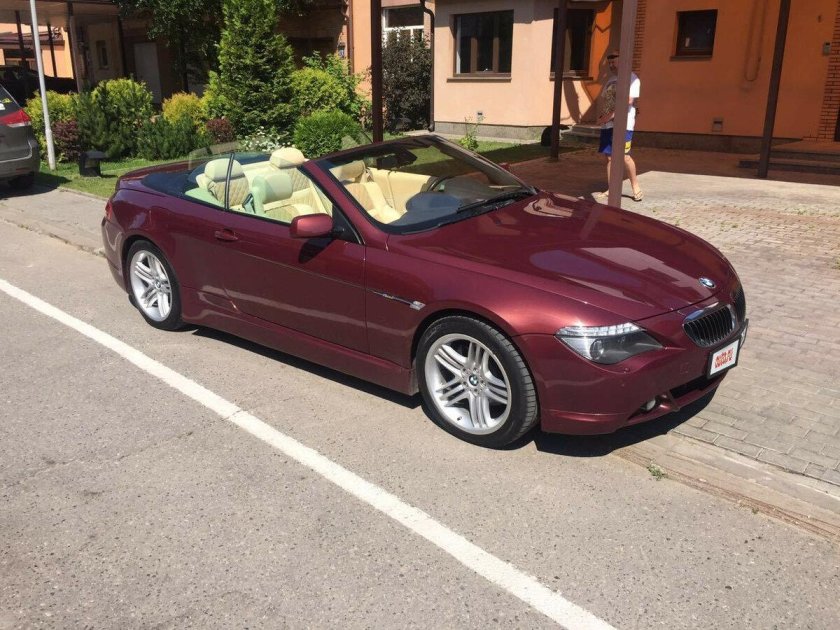 Винно красный БМВ кабриолет