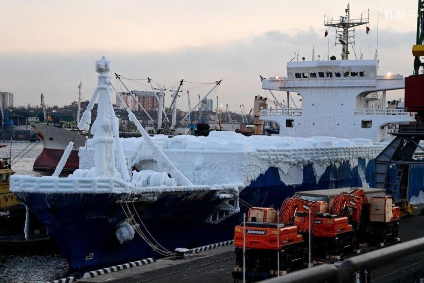 Сухогруз Владивосток обледеневшие автомобили