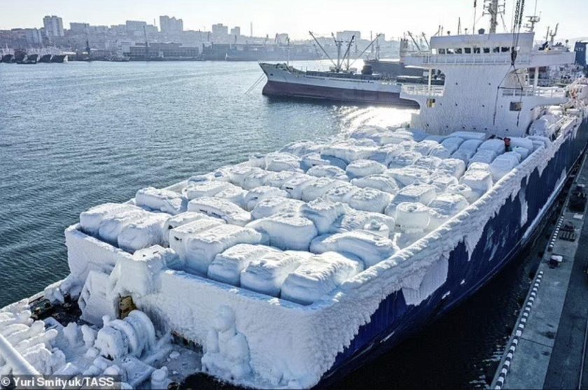 Сухогруз Владивосток обледеневшие автомобили