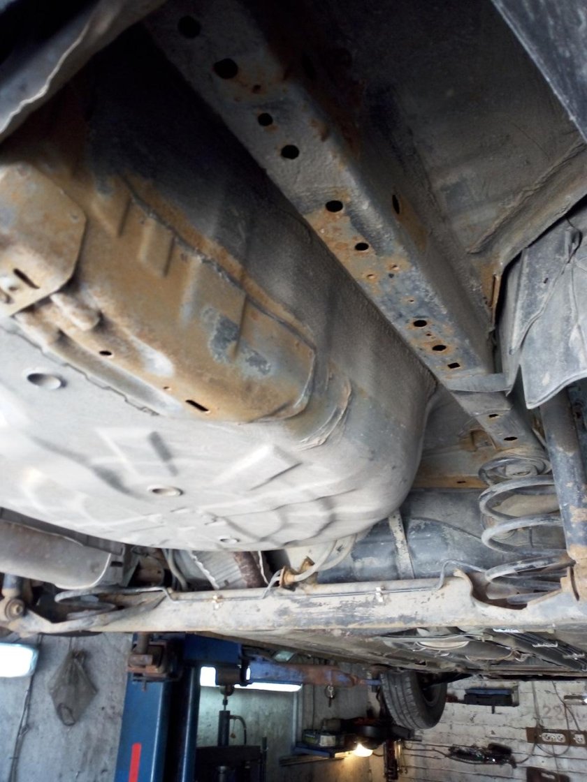 Nissan Tiida 1.6 днище