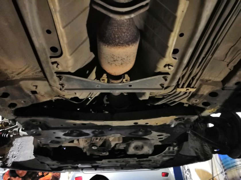 Nissan Tiida 1.6 днище