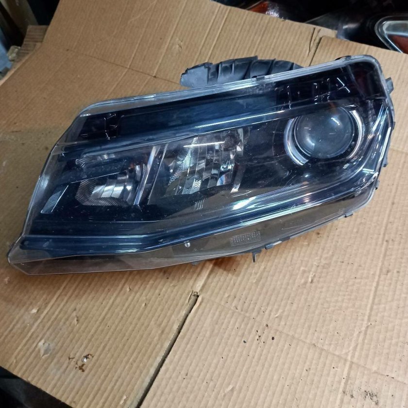 Фара правая Kia Optima 92102-d4150