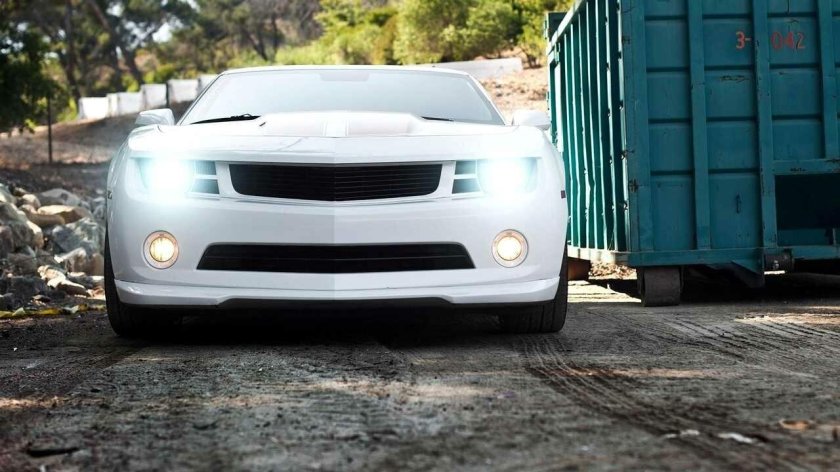 Шевроле Камаро белая