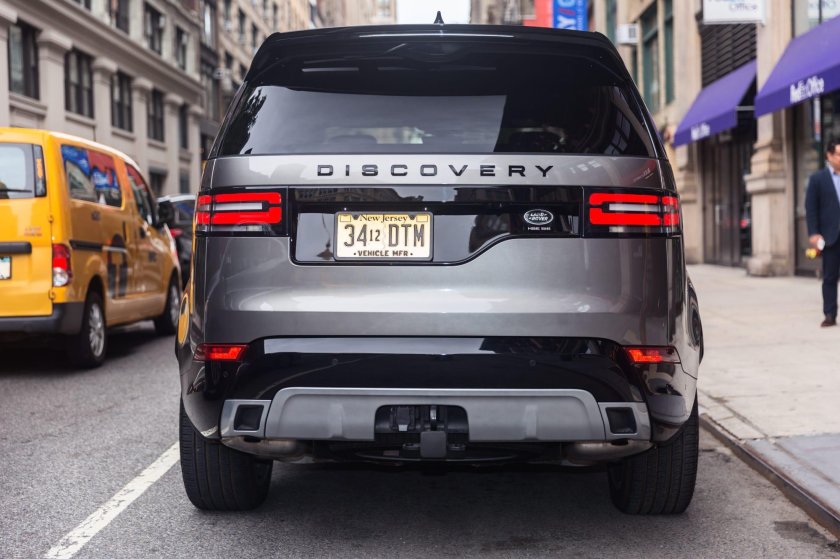 Ленд Ровер Дискавери 2020 сзади